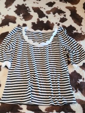 Source Unknown Black and White Striped Short Sleeve Top